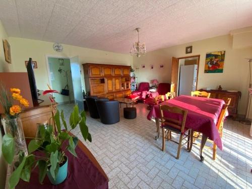 un salon avec une table et une salle à manger dans l'établissement Appartement T3 Royan, proche de la plage, balcon, dernière étage, cuisine équipée, parking facile - FR-1-494-124, à Royan