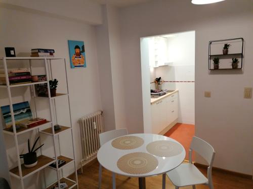 una mesa y sillas en una habitación con cocina en studio oostende aan zee, en Ostende