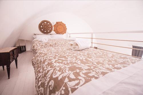 um quarto com uma cama grande com um gato deitado sobre ela em Masseria Casino Ciomme em Gioia del Colle