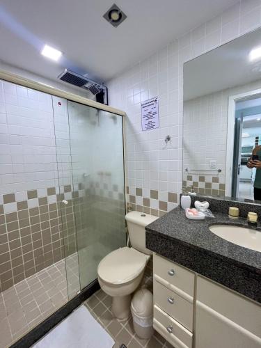 ein Bad mit einem WC, einer Dusche und einem Waschbecken in der Unterkunft Apartamento Porto Real Resort (11.1 402) com vista panorâmica in Angra dos Reis