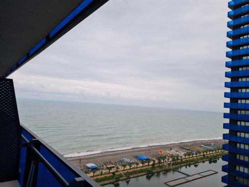 een balkon met uitzicht op het strand bij Orbi City Batumi in Batoemi