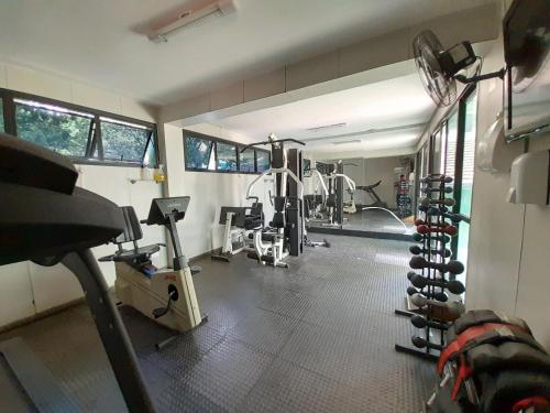 einen Fitnessraum mit Laufbändern und Maschinen in einem Zimmer in der Unterkunft Locking's Funcionários 4 in Belo Horizonte
