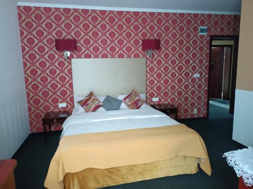Una cama o camas en una habitación de Amigo Hotel