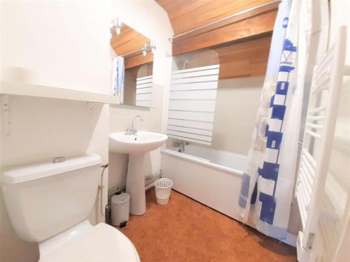 une salle de bain avec des toilettes blanches et un lavabo dans l'établissement Saint-Lary Soulan T4 lumineux, 6 couchages, parking, proche pistes, exposé sud - FR-1-457-312, à Vignec