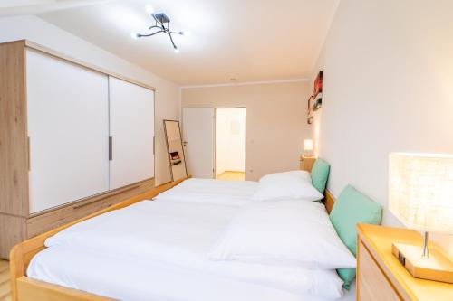 a bedroom with two beds and a window at Moderne Dachgeschosswohnung - Parkplatz - Waschmaschine in Coburg