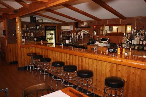 Ο χώρος του lounge ή του μπαρ στο Yellowstone Valley Inn