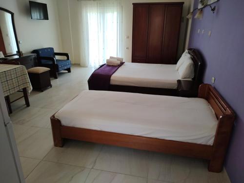 Habitación con 2 camas en una habitación en Dimas V House, en Parga