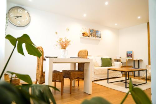 a living room with a table and a couch at Le doux refuge - SPA privatif - Romantique - Calme in Châteauroux