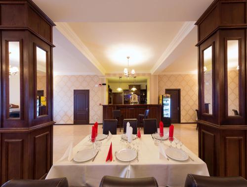 a conference room with a table with red napkins at Pensiunea Select in Alba Iulia