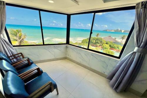 a room with a view of the ocean at Atlântico Flat in Natal