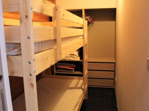 a closet with a bunk bed in a room at Appartement Vars, 2 pièces, 6 personnes - FR-1-330B-9 in Vars