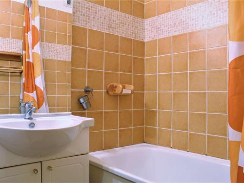 a bathroom with a sink and a bath tub at Appartement Risoul, 1 pièce, 4 personnes - FR-1-330-61 in Risoul