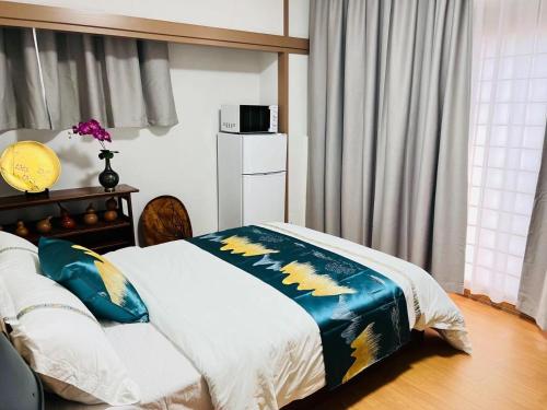 a bedroom with a bed with a blue and yellow blanket at FUKUINN - Vacation STAY 19203v in Takamatsu