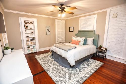 a bedroom with a bed and a ceiling fan at Historic Home Family Friendly Close to Seawall in Galveston