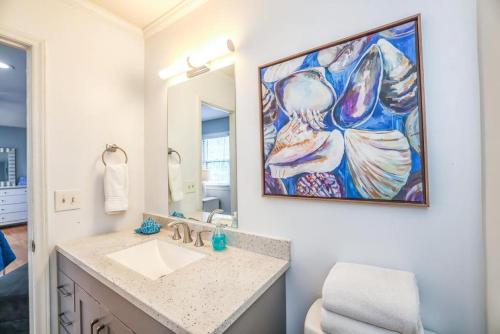 un baño con lavabo y una pintura en la pared en 413 Camway Drive en Wilmington