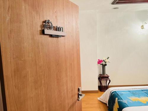 a door to a bedroom with a bed and a vase of flowers at FUKUINN - Vacation STAY 19238v in Takamatsu