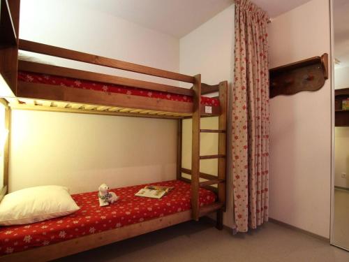 Appartement Pelvoux, 2 pièces, 6 personnes - FR-1-330G-3にある二段ベッド