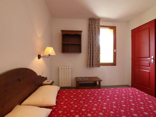 PelvouxにあるAppartement Pelvoux, 2 pièces, 6 personnes - FR-1-330G-3のベッドルーム1室(赤いベッドカバー付)