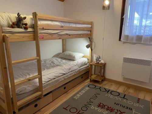 a bedroom with two bunk beds and a rug at Appartement Puy Saint Vincent 1400, 2 pièces, 6 personnes - FR-1-330G-65 in Puy-Saint-Vincent