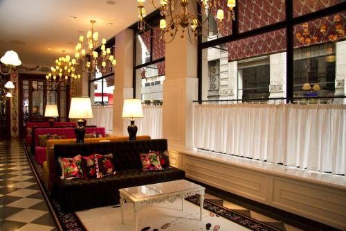 Un restaurante u otro lugar para comer en Tango de Mayo Hotel
