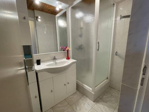 Appartement Puy Saint Vincent 1400, 2 pièces, 4 personnes - FR-1-330G-30 tesisinde bir banyo