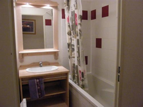 y baño con lavabo y ducha con espejo. en Appartement Puy-Saint-Vincent, 2 pièces, 6 personnes - FR-1-330G-80 en Puy-Saint-Vincent