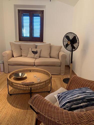 a living room with a couch and a fan at Bed en bubbels bennie en liisa in Ripatransone