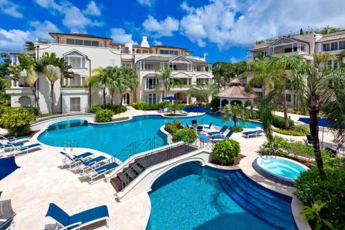 una foto di una piscina in un resort di Schooner Bay 207 by Blue Sky Luxury a Saint Peter
