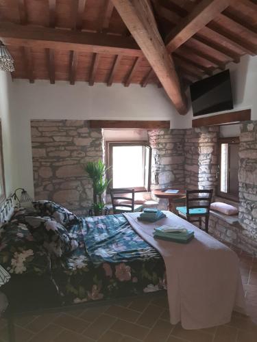 1 dormitorio con 1 cama y 1 mesa en una habitación en Bed & Breakfast Villa Monterosso en Sassoferrato