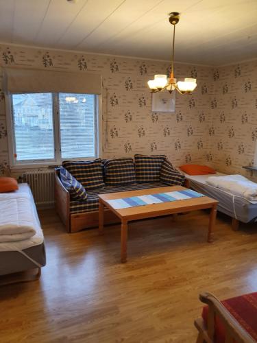 uma sala de estar com um sofá e uma mesa em Kolmården Apartments & Cottages em Stavsjo