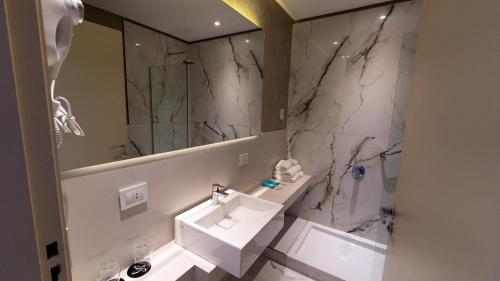 a bathroom with a sink and a mirror at Hotel Treinta-Seis in Mar del Plata