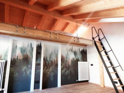 una escalera en una habitación con una pintura en la pared en Appartamenti Zia Concetta, en Santo Stefano di Cadore