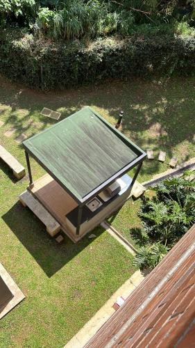 stół piknikowy z zielonym dachem na trawie w obiekcie Sabaneta 22 w mieście Sabaneta