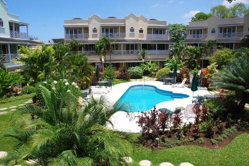 un resort con piscina di fronte a un edificio di Margate Gardens 4 by Blue Sky Luxury a Bridgetown