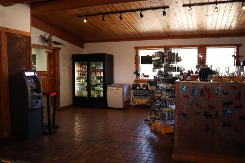 Φωτογραφία από το άλμπουμ του Yellowstone Valley Inn σε Wapiti