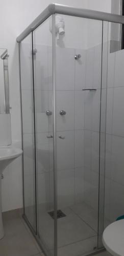 uma cabina de duche em vidro numa casa de banho com WC em BH EXPO SUITES & KITNETES em Belo Horizonte