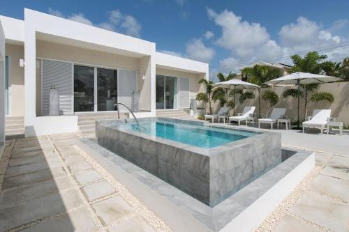una piscina en el patio trasero de una casa en Footprints by Blue Sky Luxury, en Saint James