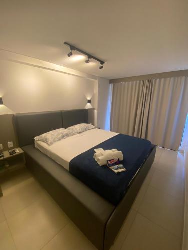 1 dormitorio con 1 cama con 2 toallas en Manaíra Apart Hotel 1406, en João Pessoa