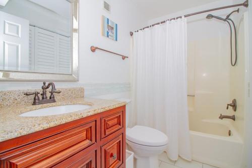 y baño con lavabo, aseo y ducha. en Sands II 1-J, en Carolina Beach