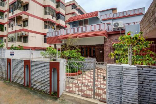 een gebouw met een hek ervoor bij OYO Home Jaam's Home Stay in Bhubaneshwar