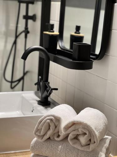 La salle de bains est pourvue d'un lavabo et d'une serviette. dans l'établissement STUDIO DENT DU CAIMAN, CHAMONIX hyper CENTRE, PARKING, VUE MONT BLANC, à Chamonix-Mont-Blanc