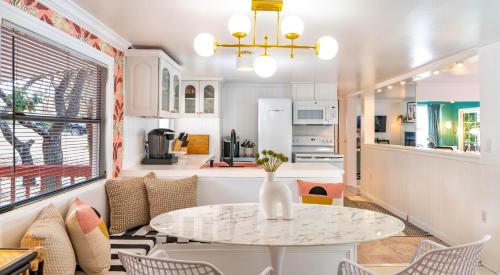 eine Küche und ein Wohnzimmer mit Tisch und Stühlen in der Unterkunft Baby Owl Lakehouse in Canyon Lake