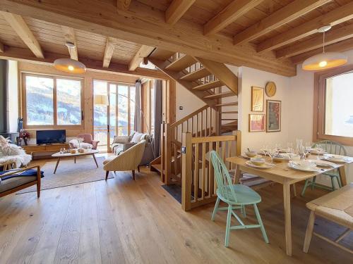 un salon avec une table et une salle à manger dans l'établissement Chalet Cachette · Accès direct aux pistes · Wifi gratuit · Parking couvert · Confort moderne - FR-1-344-727, à Saint-Martin-de-Belleville