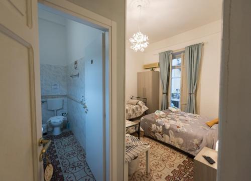 1 dormitorio con 1 cama y baño en Tyrrenium Salerno, en Salerno
