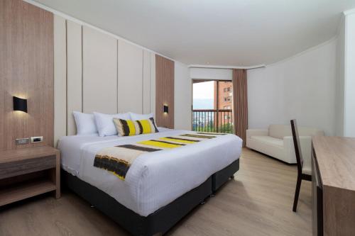 Una cama o camas en una habitación de Hotel Dann Carlton Belfort Medellin