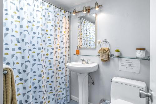 Koupelna v ubytování Palm Springs Pool Bungalow Permit# 1491