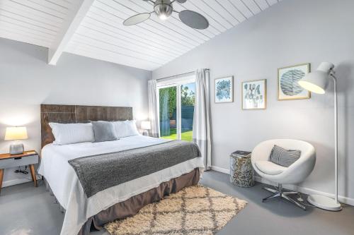 Postel nebo postele na pokoji v ubytování Palm Springs Pool Bungalow Permit# 1491