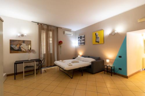 - un salon avec un lit et un canapé dans l'établissement COLORED HOUSE UNTIL 7 PEOPLE ABOVE SqPLEBISCITO, à Naples