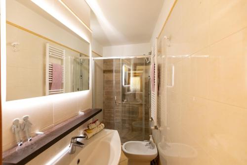 La salle de bains est pourvue d'un lavabo, de toilettes et d'une douche. dans l'établissement COLORED HOUSE UNTIL 7 PEOPLE ABOVE SqPLEBISCITO, à Naples