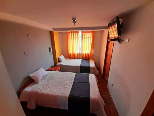 ein kleines Zimmer mit 2 Betten und einem Fenster in der Unterkunft Hotel Wayra Dreams in Cusco